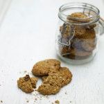 Galletas de avena y pasas para disfrutar con una taza de cocoa caliente