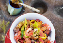 Ensalada Panzanella con camarones
