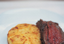 Carne asada al vino tinto con gratine de patata y rábano picante
