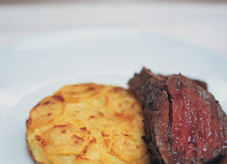 Carne asada al vino tinto con gratine de patata y rábano picante