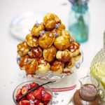 Tarta francesa Croquembouche para lucirte con tus invitados Tarta de profiteroles croquembouche