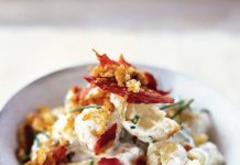 Ensalada de patatas con crema agria, cebollino y panceta Ensalada de patatas con crema agria