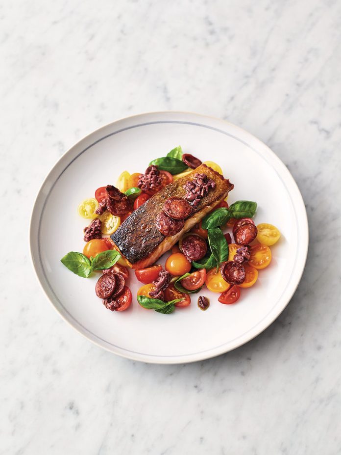 Salmón con chorizos y tomates Salmón con chorizos y tomates