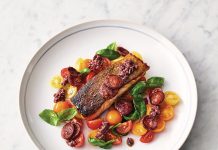 Salmón con chorizo ahumado Salmón con chorizos y tomates