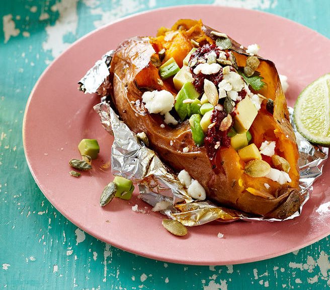 Receta vegetariana de Camote al horno relleno con aguacate y queso fresco Camotes rellenos con aguacate y queso fresco