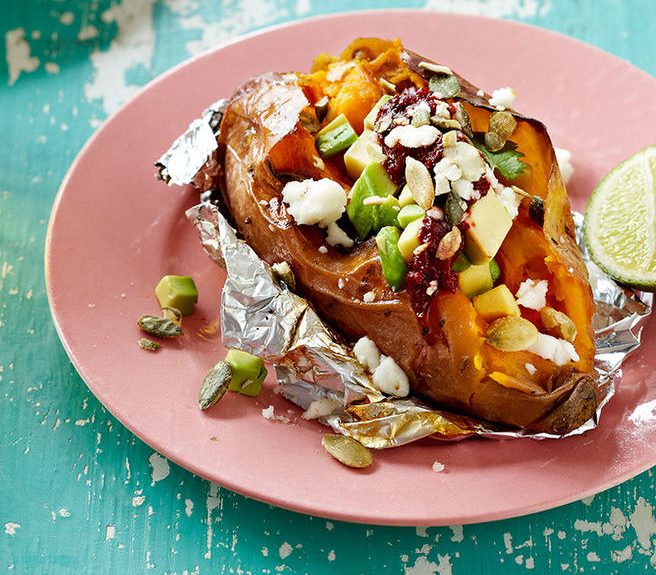 Camotes rellenos con aguacate y queso fresco