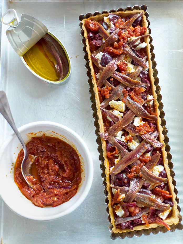 Tarta de tomate, aceitunas negras, feta y anchoas