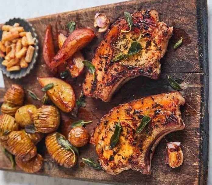 Chuletas de cerdo con romero, salvia y peras