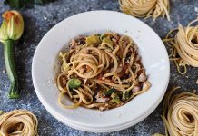 Fettuccine con Atún Fettuccine con Atún, calabacín pequeño, tomates cherry, pecorino y almendras