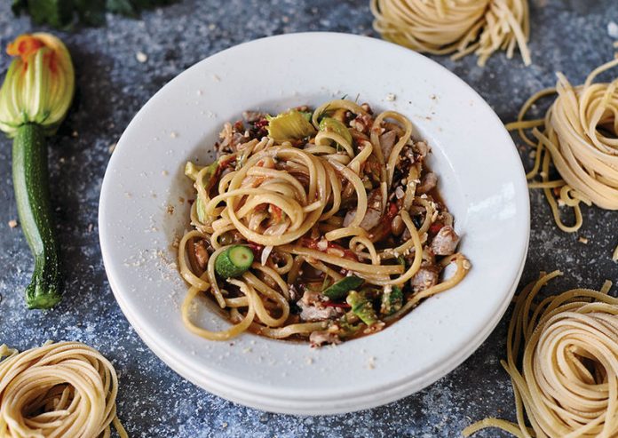 Fettuccine con Atún, calabacín pequeño, tomates cherry, pecorino y almendras