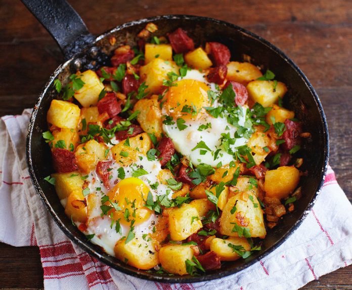 Hash de patatas y chorizo para la hora de desayuno, almuerzo o cena