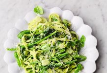 Tagliatelle veraniego con pesto Tagliatelle con verduras verdes de verano