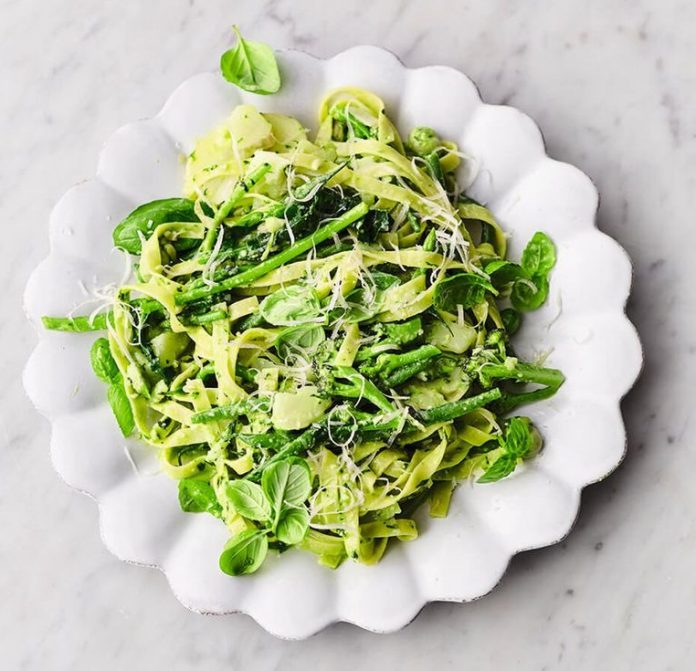 Tagliatelle con verduras verdes de verano